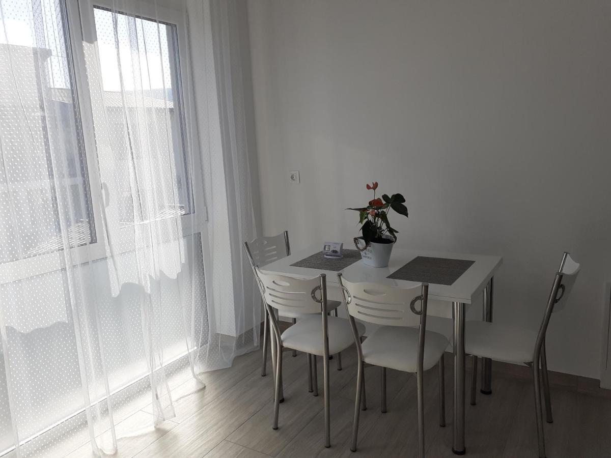 Sara Apartman Livezeni  Exterior photo