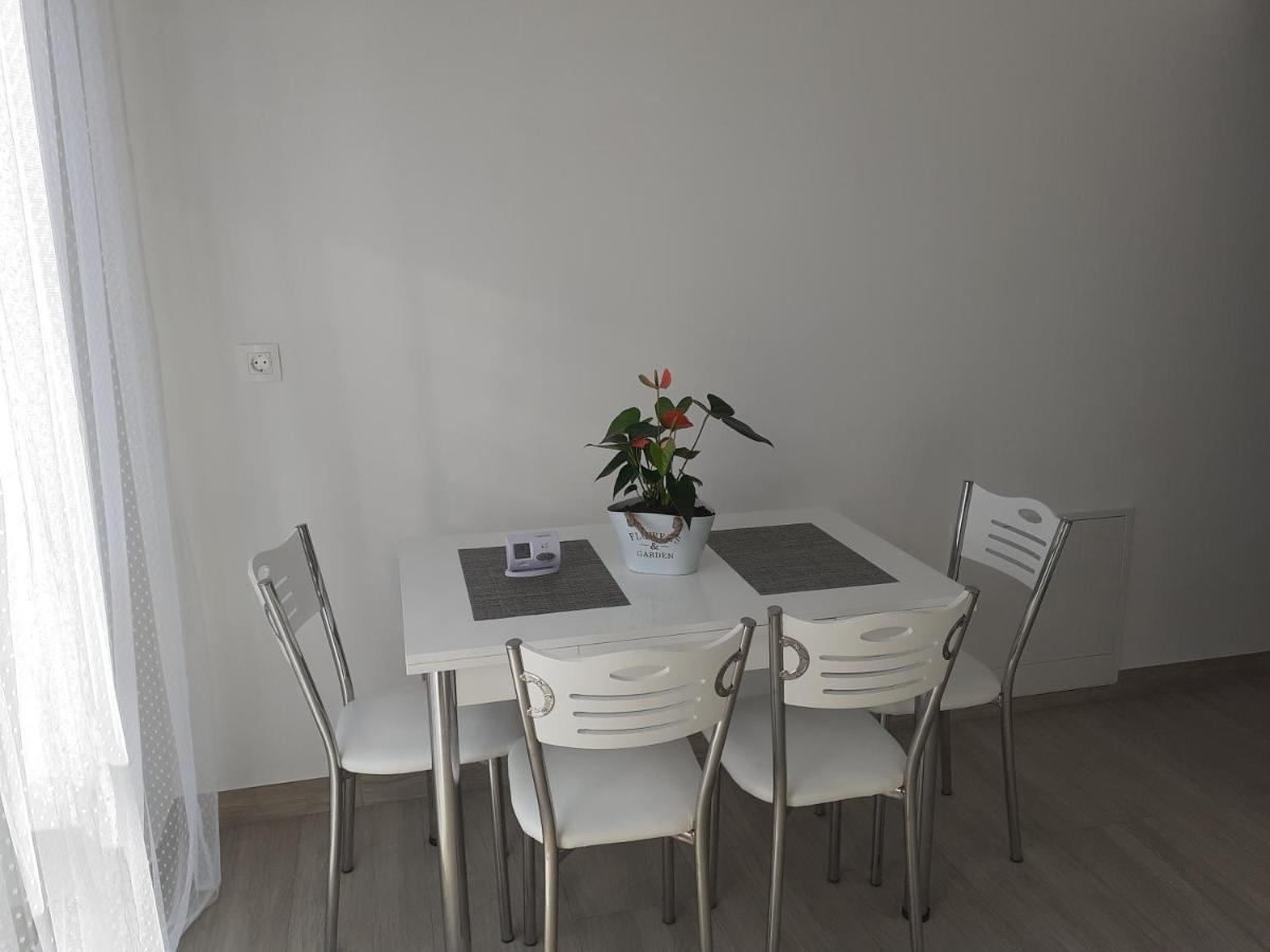 Sara Apartman Livezeni  Exterior photo